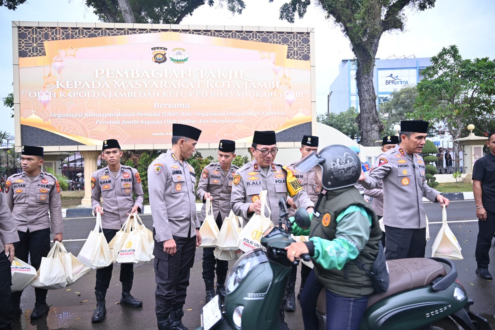 Kapolda Jambi Gandeng Bhayangkari, OKP, dan Ormas Berbagi Takjil untuk Warga serta Pengemudi Ojol di Bulan Ramadan