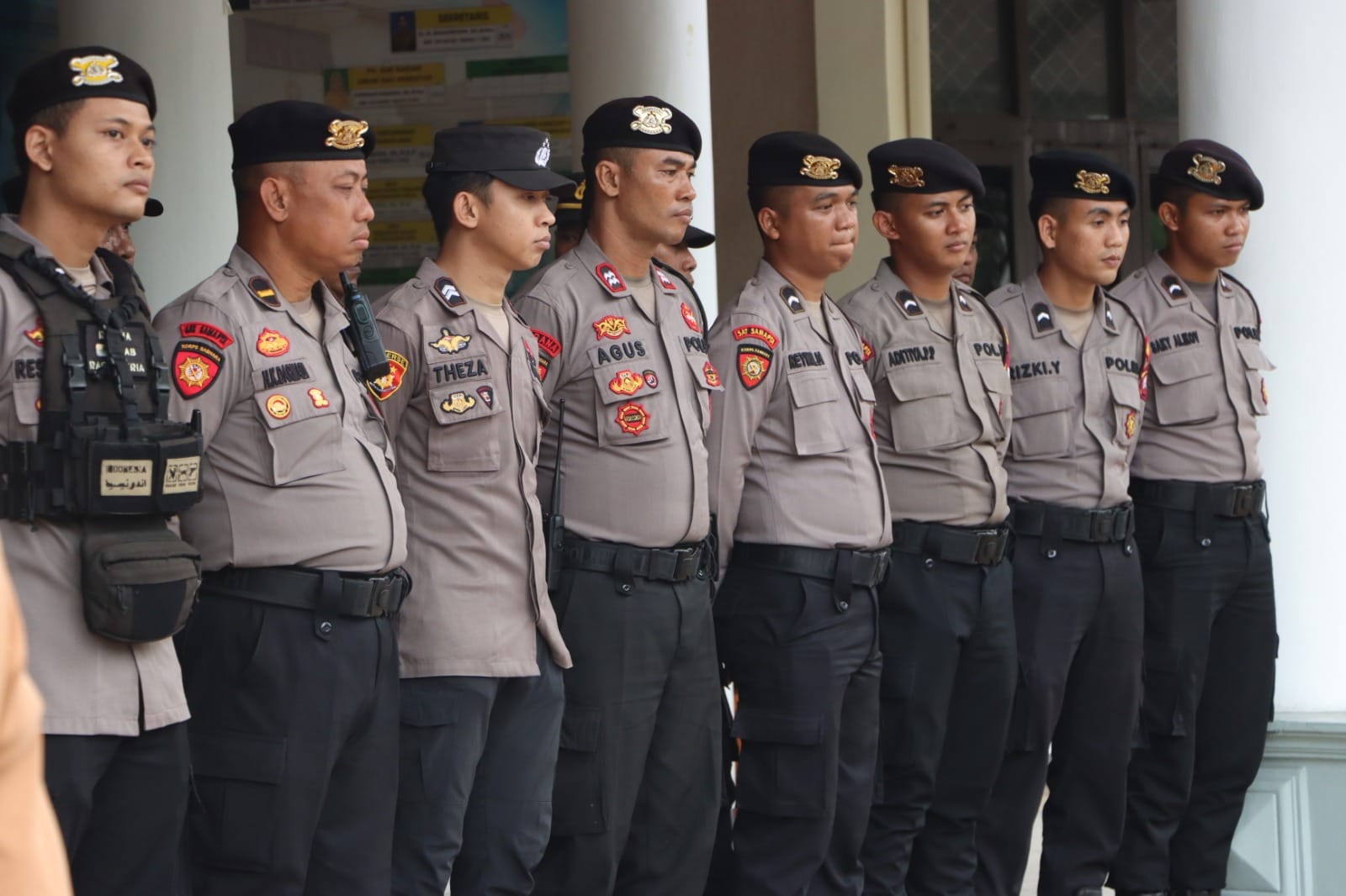 Personel Polresta Pontianak Kawal Demonstrasi SOLMADAPAR di Kantor Disnakertrans Kalbar