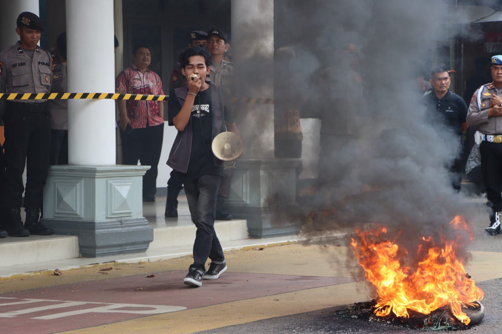 Pengamanan Humanis, Polresta Pontianak Jaga Aksi Unjuk Rasa SOLMADAPAR di Disnakertrans Kalbar