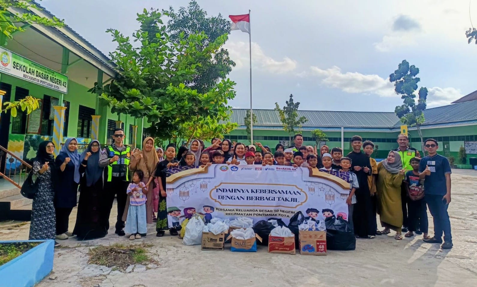 Polsek Pontianak Kota Amankan Kegiatan Berbagi Takjil Keluarga Besar SDN 42 Pontianak Kota