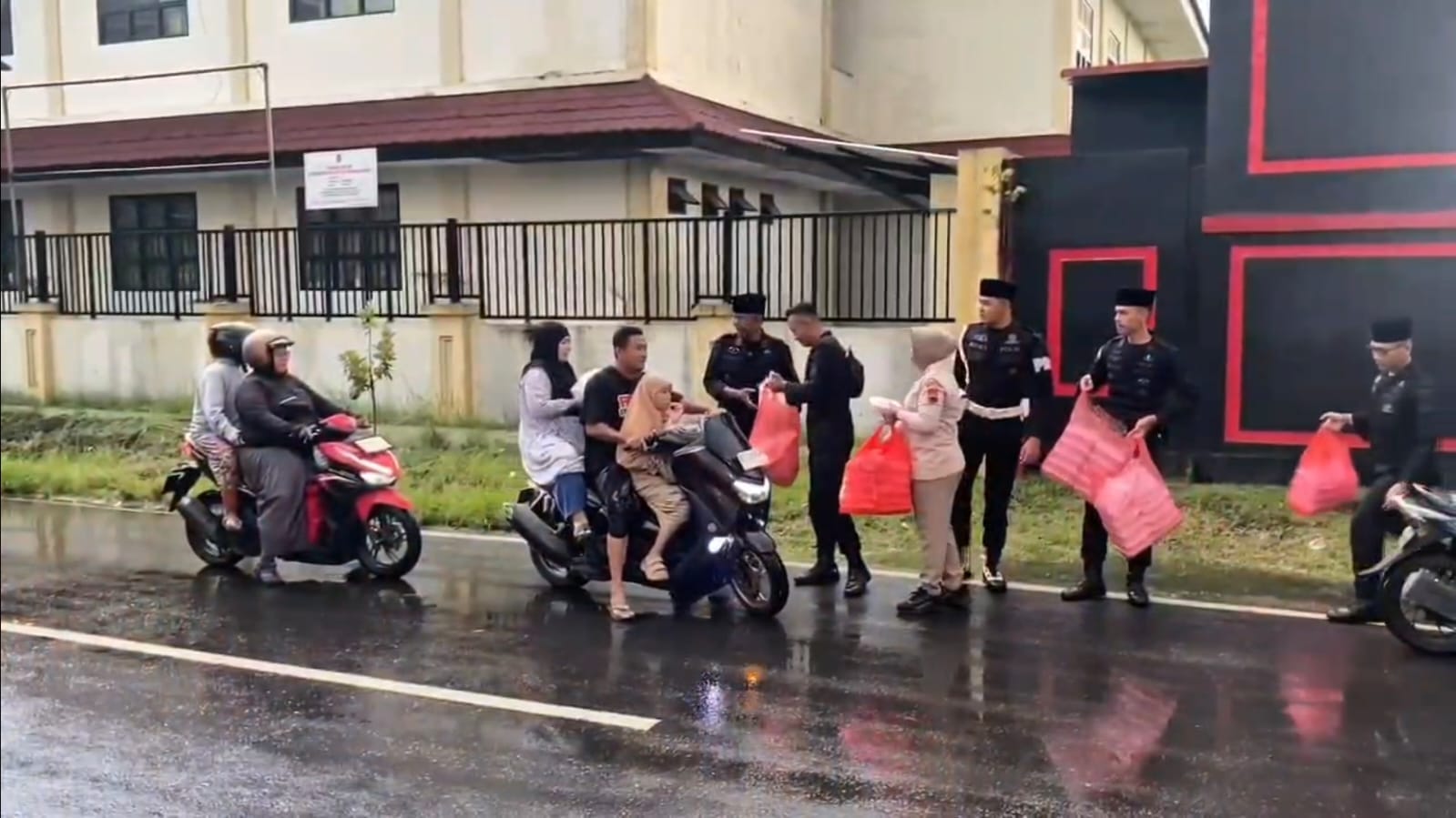 Brimob Surakarta Tebar Kepedulian di Bulan Ramadhan dengan Membagikan 1.000 Takjil