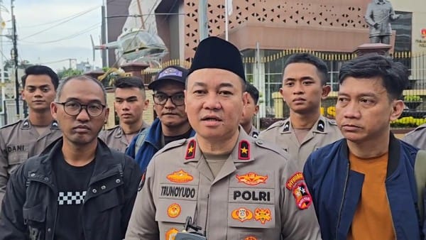 Polri Bersama Insan Pers Tebar 1.500 Takjil untuk Warga di Sekitar Mabes Polri