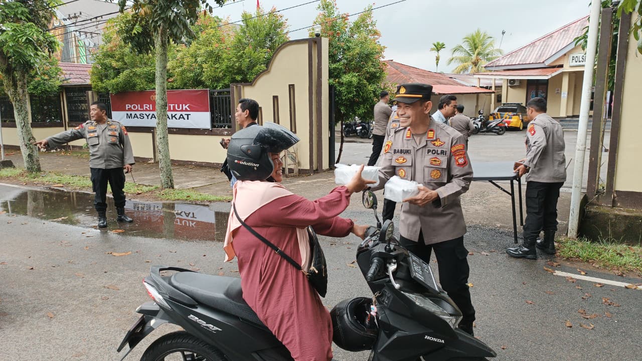 Polsek Pontianak Barat Bersama Bhayangkari Berbagi Takjil kepada Pengguna Jalan