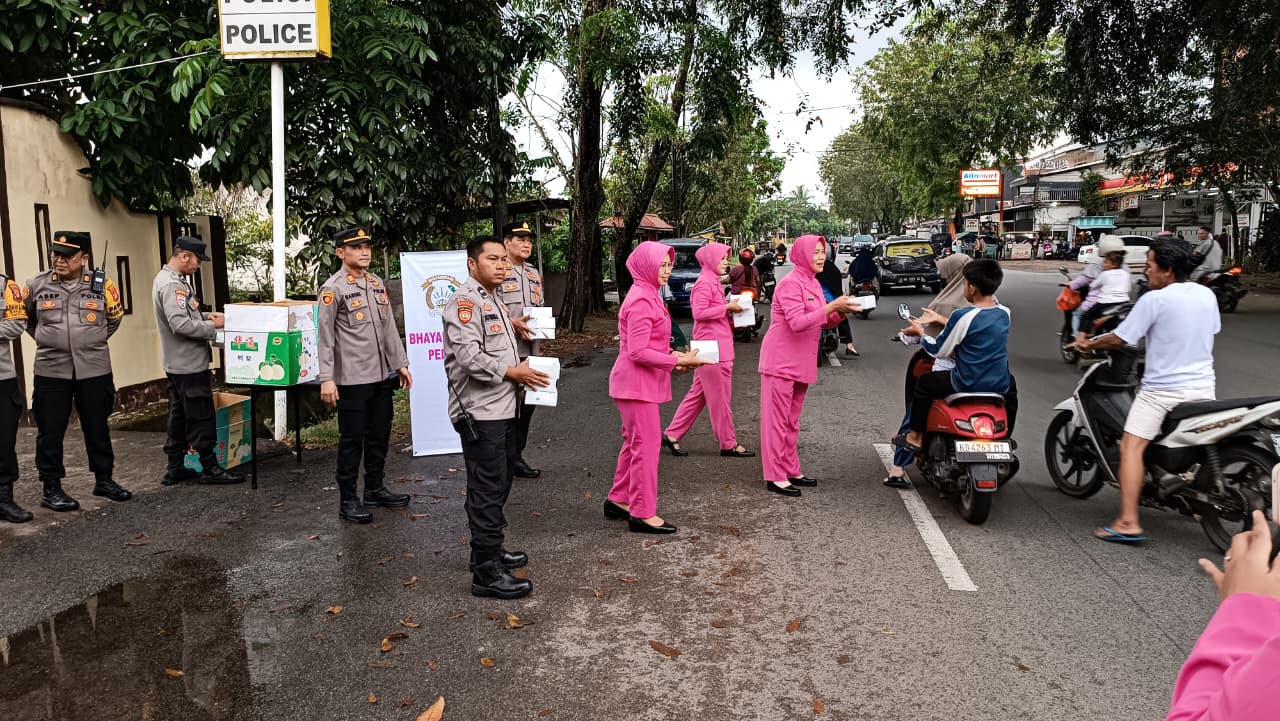 Aksi Ramadan, Polsek Pontianak Barat Bersama Bhayangkari Berbagi Takjil