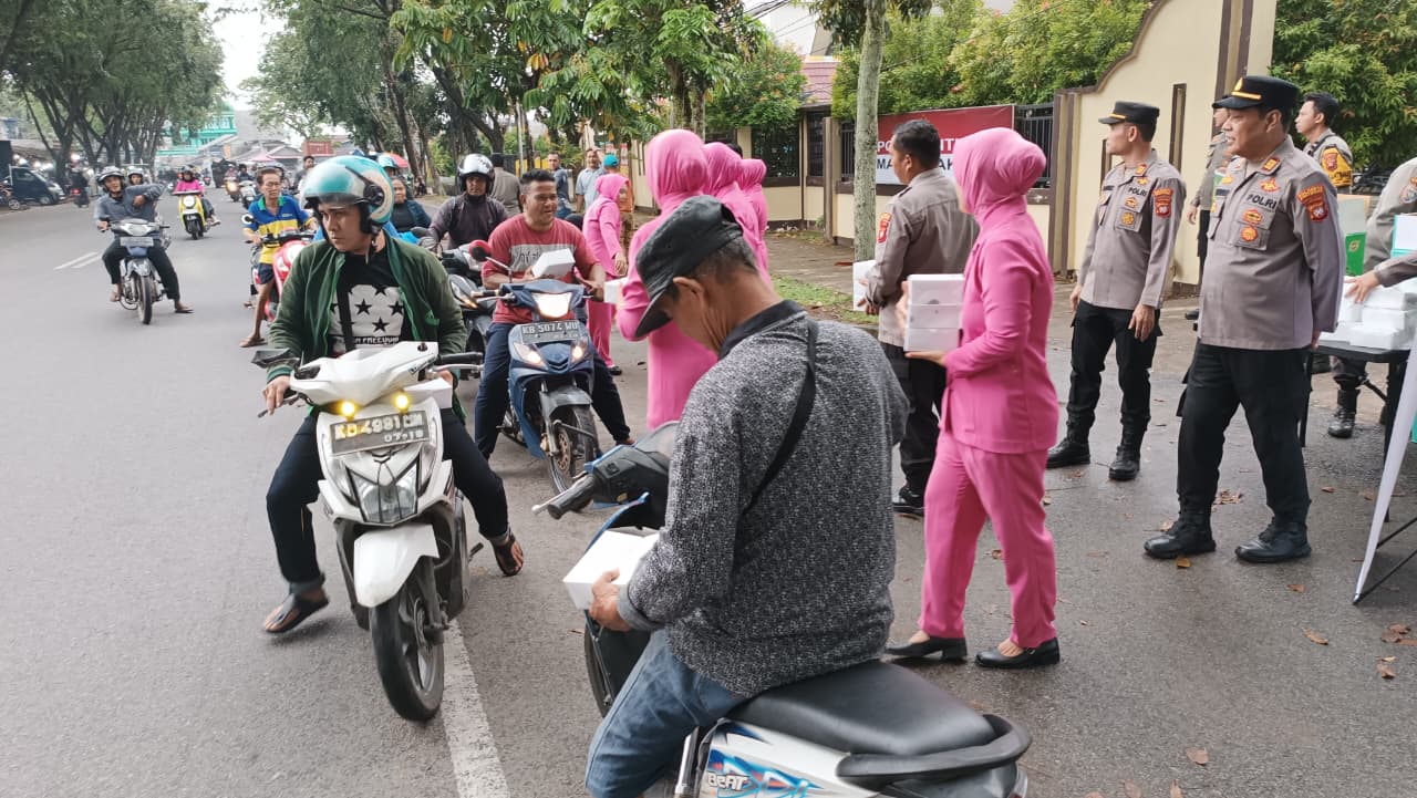 Polsek Pontianak Barat dan Bhayangkari Gelar Aksi Berbagi Takjil di Bulan Ramadan