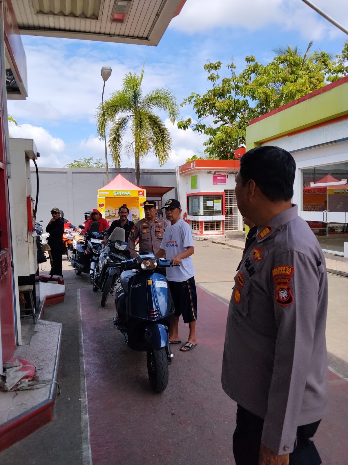 Patroli SPBU, Polsek Pontianak Barat Imbau Warga Tak Panic Buying