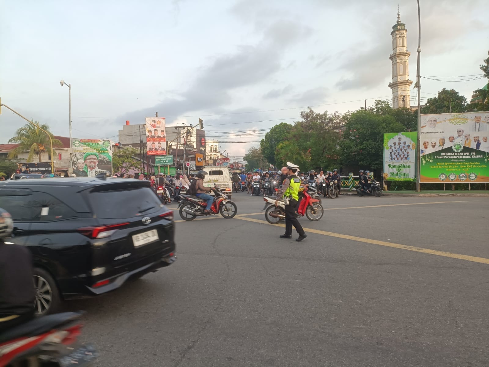Polisi Lakukan Pengamanan dan Pengaturan Lalu Lintas Saat Ngabuburit di Pontianak Timur