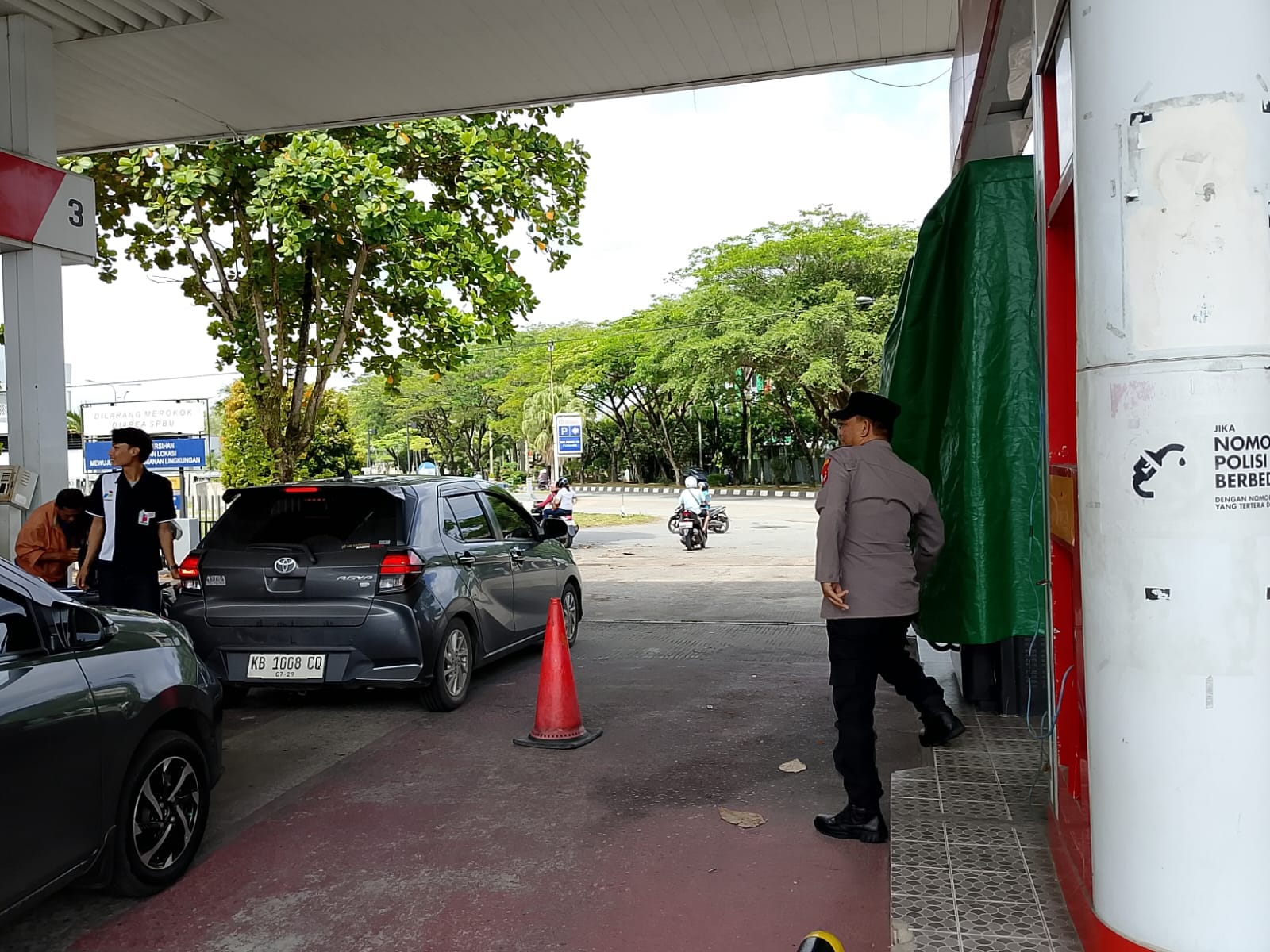 Polsek Pontianak Selatan Siaga di SPBU, Antisipasi Lonjakan Pembelian BBM