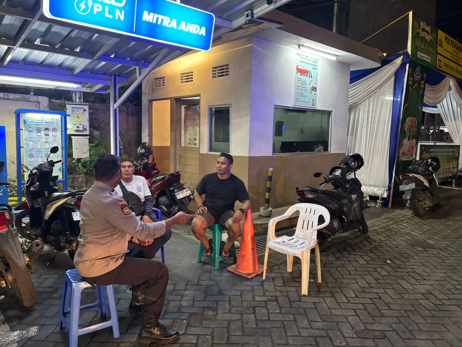 Personel Enggang Polsek Pontianak Barat Sambangi Security Saat Patroli Kamtibmas