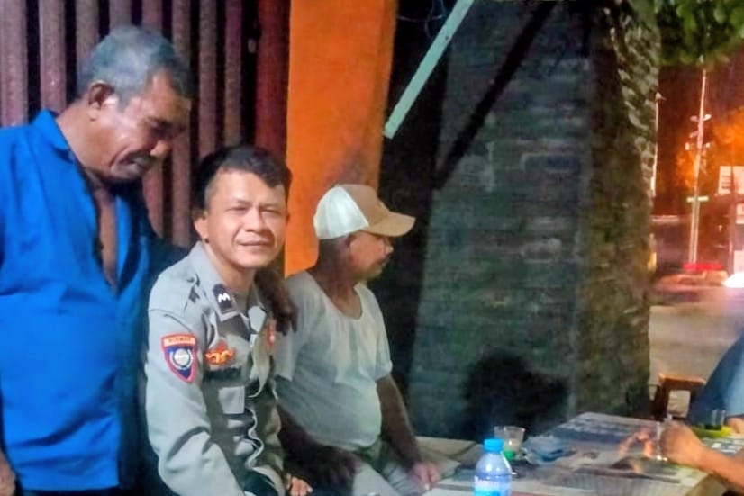 Petugas Pos Polisi Serayu Sambangi Pedagang Pasar Tengah Saat Patroli Malam
