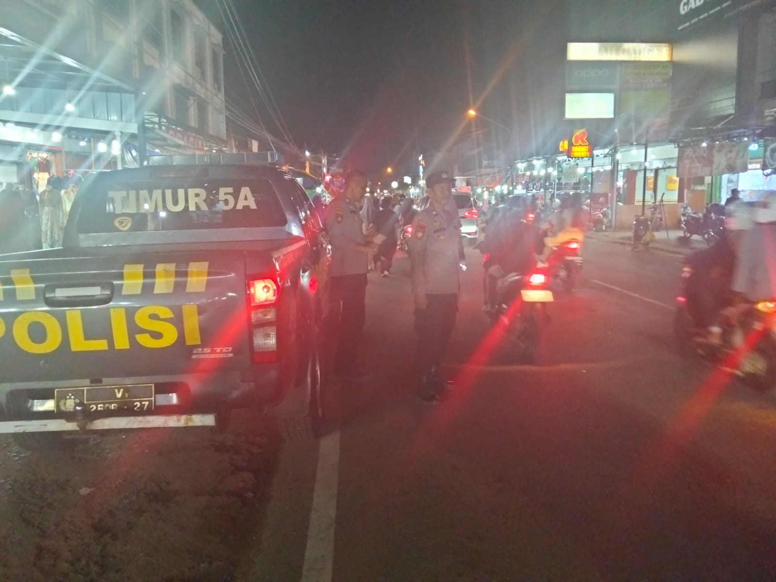 Personel Polsek Pontianak Timur Pantau Arus Lalu Lintas di Pasar Seruni