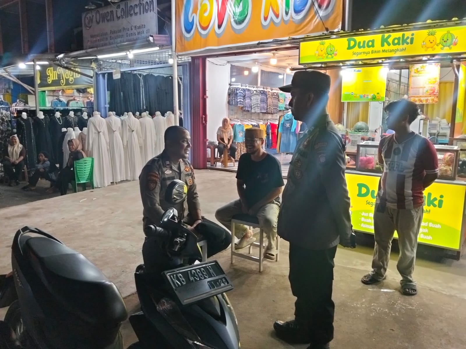 Personel Polsek Pontianak Timur Pastikan Lalu Lintas di Pasar Seruni Tetap Lancar