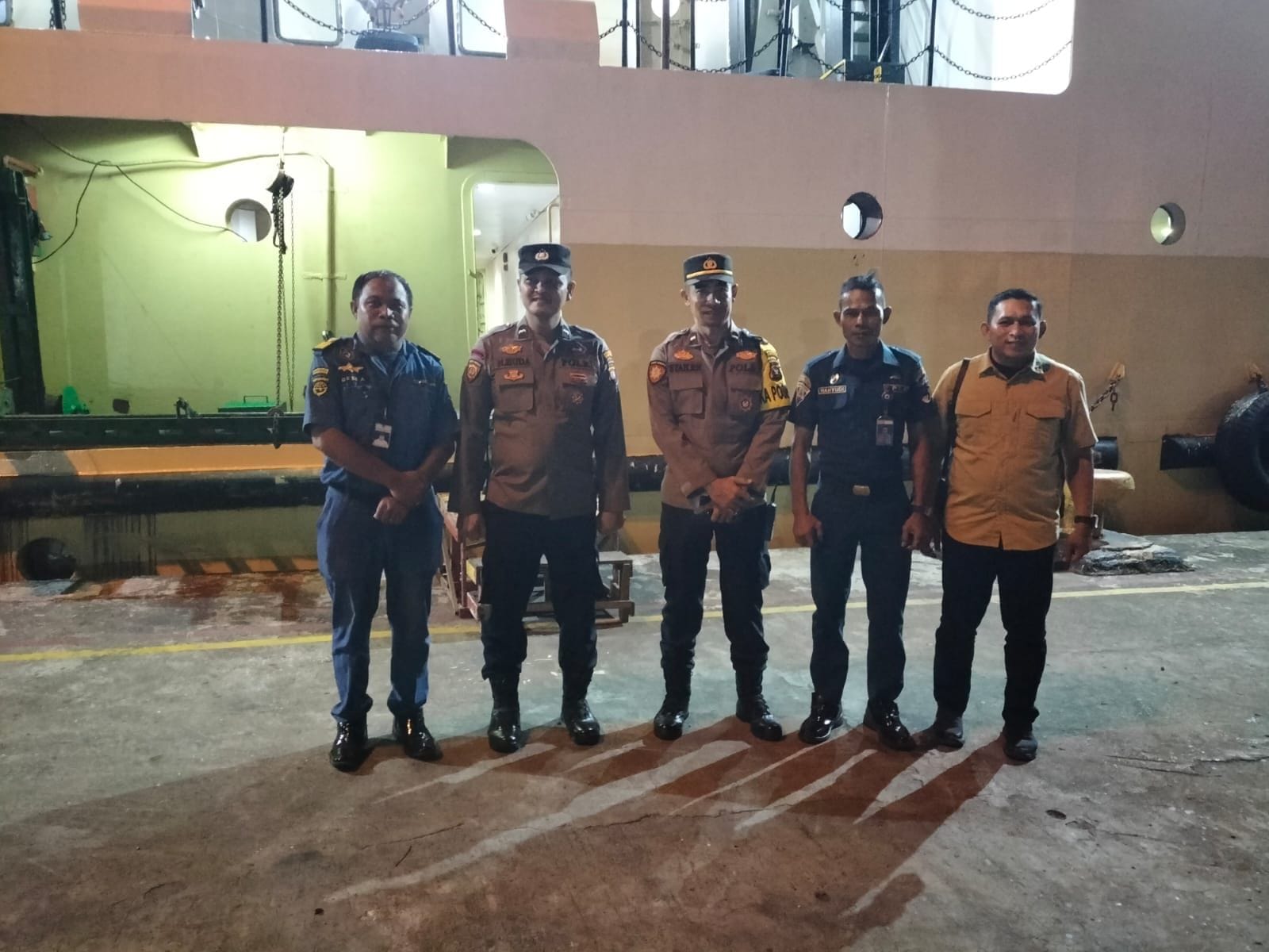 Personel Pos Terpadu Pelabuhan Dwikora Berikan Pelayanan Humanis kepada Penumpang Kapal