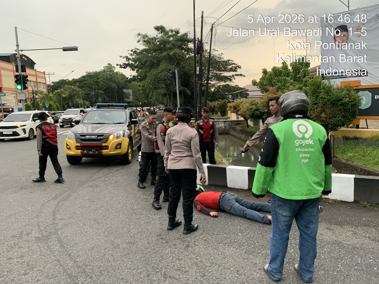 Tindakan Simpatik Polsek Pontianak Selatan Bantu Pengemudi Ojol Korban Laka Tunggal