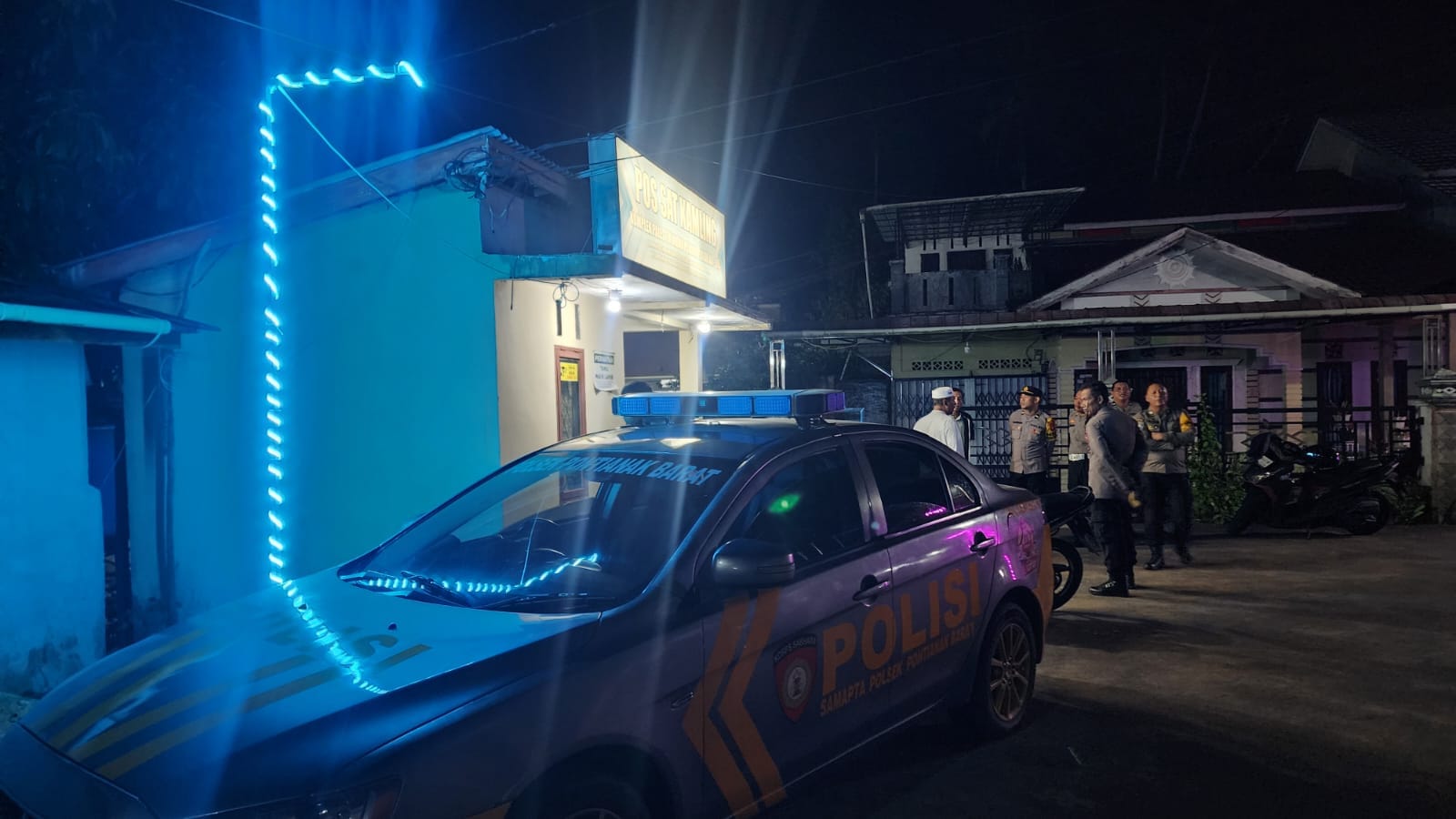 Polsek Pontianak Barat Intensifkan Patroli Malam Minggu, Sampaikan Himbauan Kamtibmas Kepada Warga.