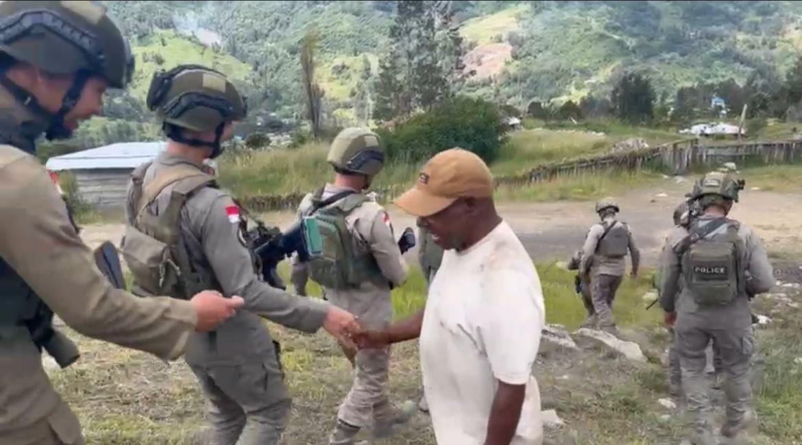 Sentuh Masyarakat, Satgas Damai Cartenz Berikan Pelayanan Kesehatan di Sinak