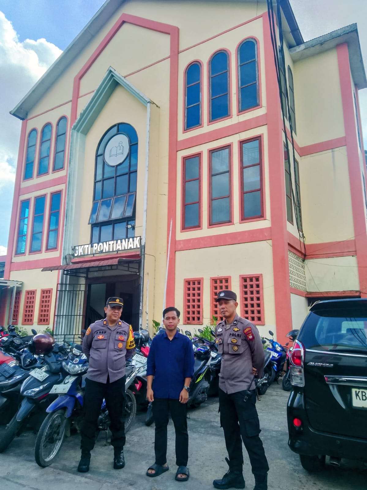 Dekat dengan Jemaat, Personel Enggang Polsek Pontianak Barat Sampaikan Imbauan Kamtibmas di Gereja