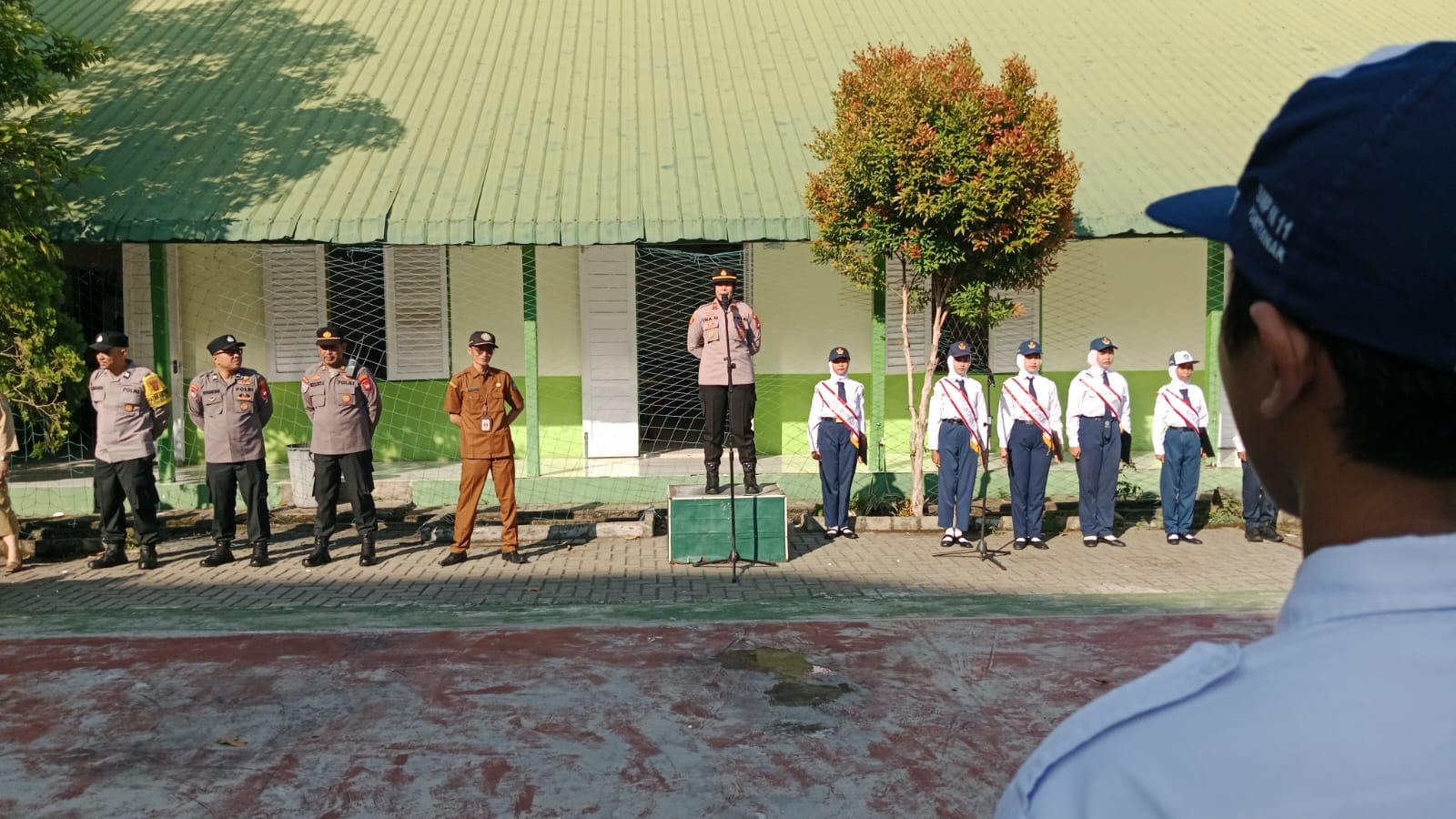 Kapolsek Pontianak Selatan Jadi Inspektur Upacara, Tanamkan Disiplin dan Kepedulian pada Pelajar