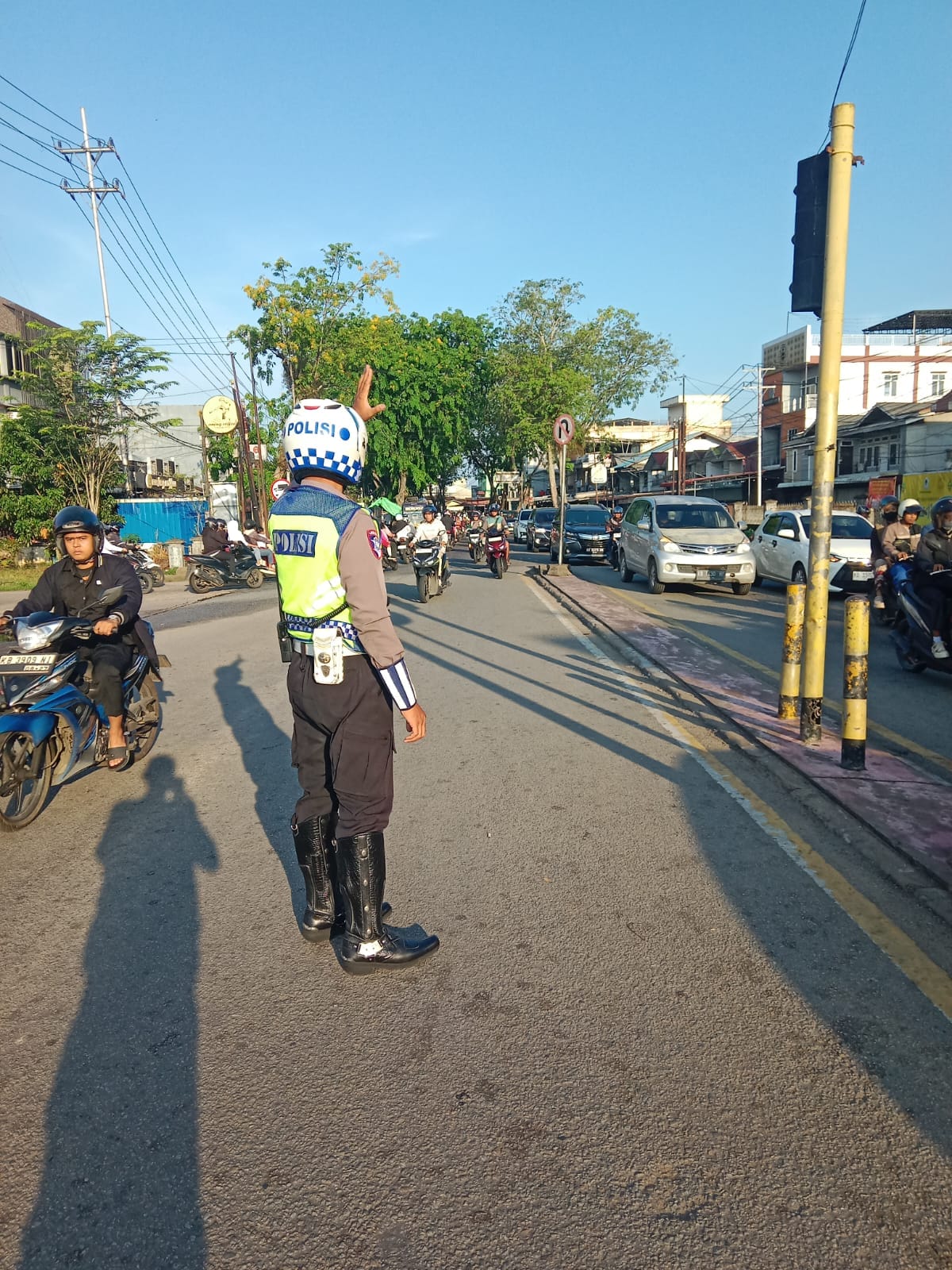 Prioritaskan Lalin Lancar, Personel Polsek Pontianak Utara Siaga di Titik Rawan Kemacetan Pagi Hari