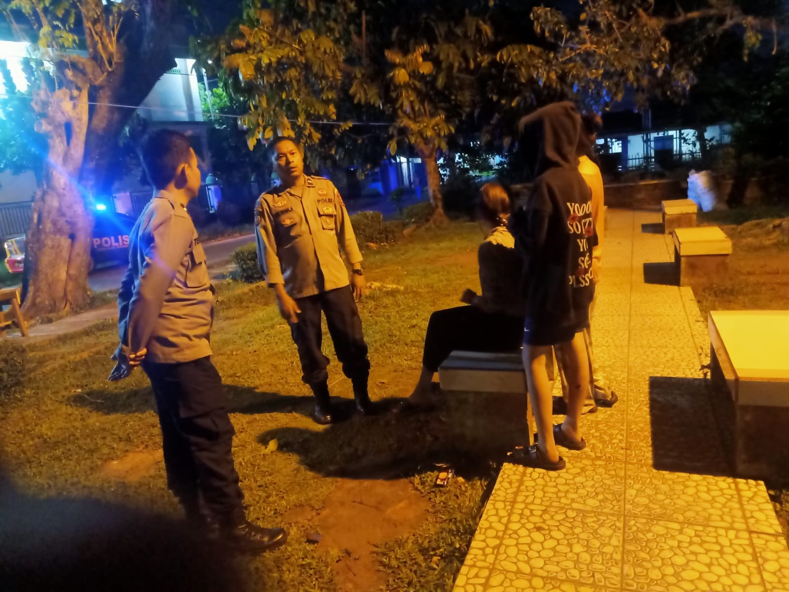 Jalin Hubungan Emosional, Personil Enggang Polsek Pontianak Barat Berikan Himbauan Kamtibmas kepada Warga dan Security Komplek