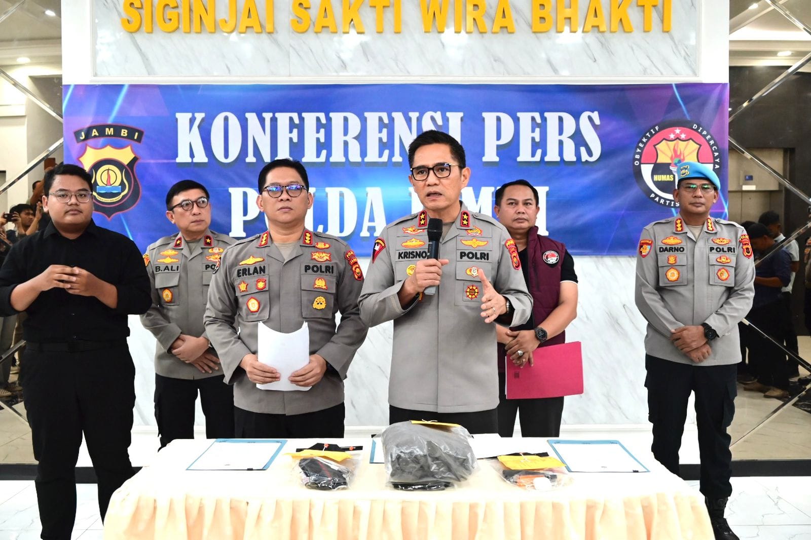 Polda Jambi Rilis Penangkapan DPO Narkotika di Tanjab Barat dalam Konferensi Pers Resmi