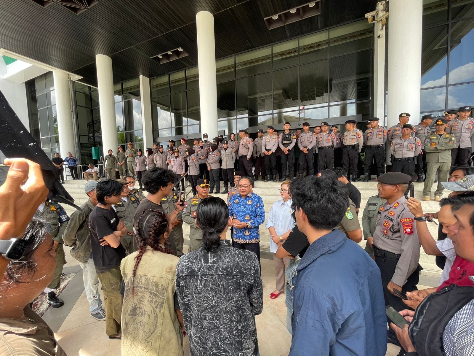 Pengamanan Ketat Polresta Pontianak, Aksi Unjuk Rasa SOLMADAPAR di Kantor Gubernur Kalbar Kondusif