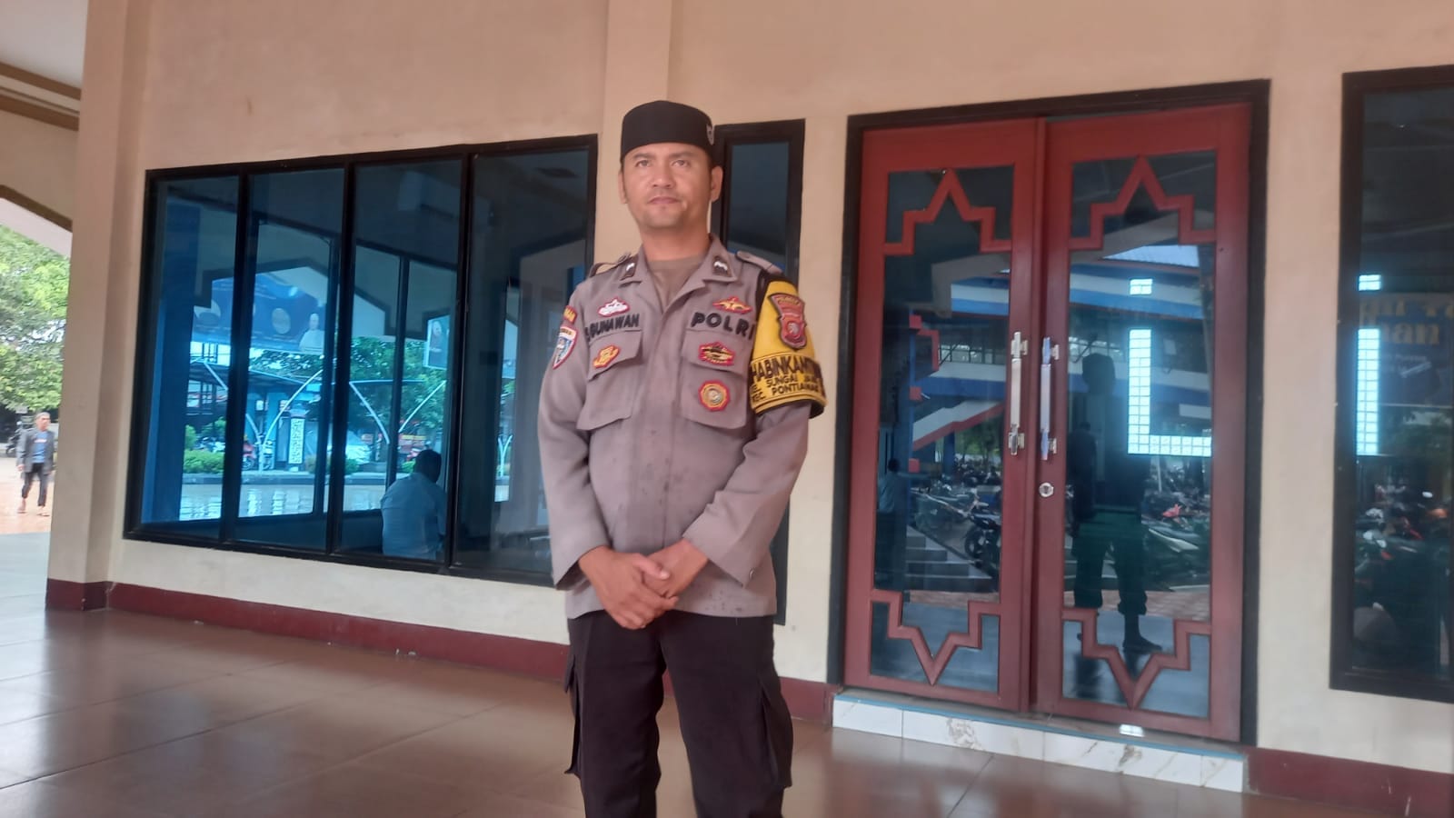 Berikan Rasa Aman saat Warga melaksanakan Shalat Jum'at, Personil Polsek Pontianak Barat Laksanakan Giat Pengamanan