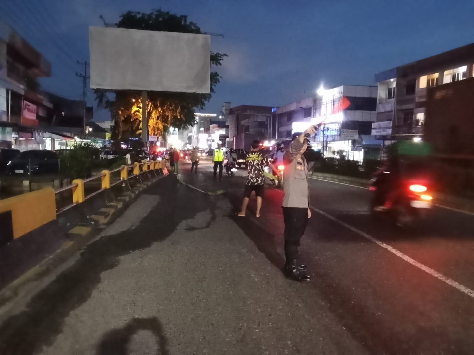 Polisi Sigap Tangani Tumpahan Solar di Depan Mall Ramayana, Arus Lalu Lintas Kembali Lancar
