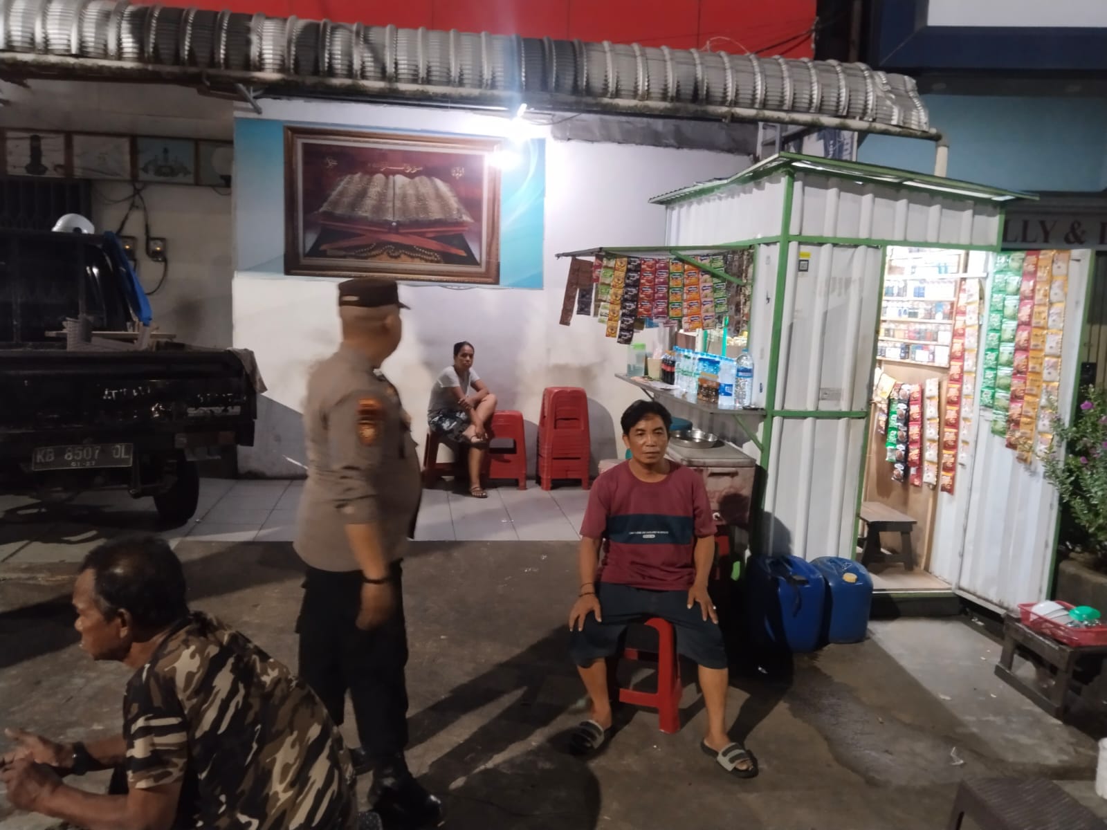 Patroli Enggang Polsek Pontianak Kota Sambangi Warga di Jalan Tanjung Pura, Sampaikan Imbauan Kamtibmas