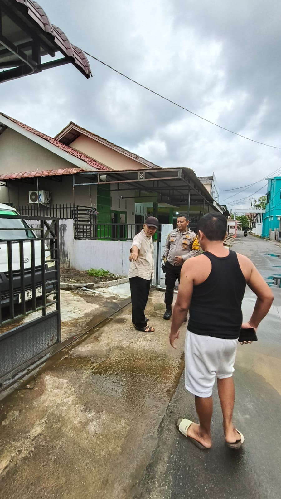 Respons Cepat, Bhabinkamtibmas Parit Mayor Tindak Lanjuti Laporan Bau Menyengat di Villa Parma