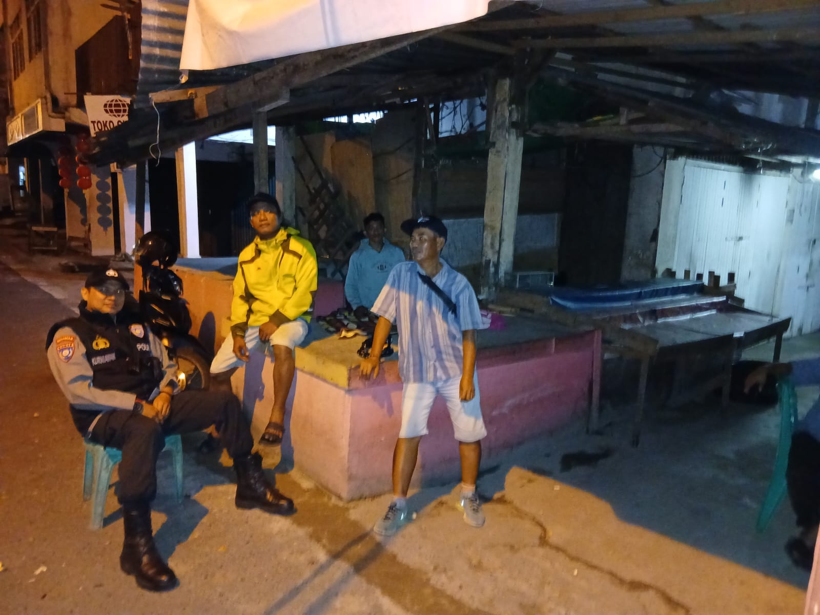 Jaga Keamanan Lingkungan, Aipda Kurniawan Lakukan Patroli Malam dan Edukasi Warga di Pasar Tengah