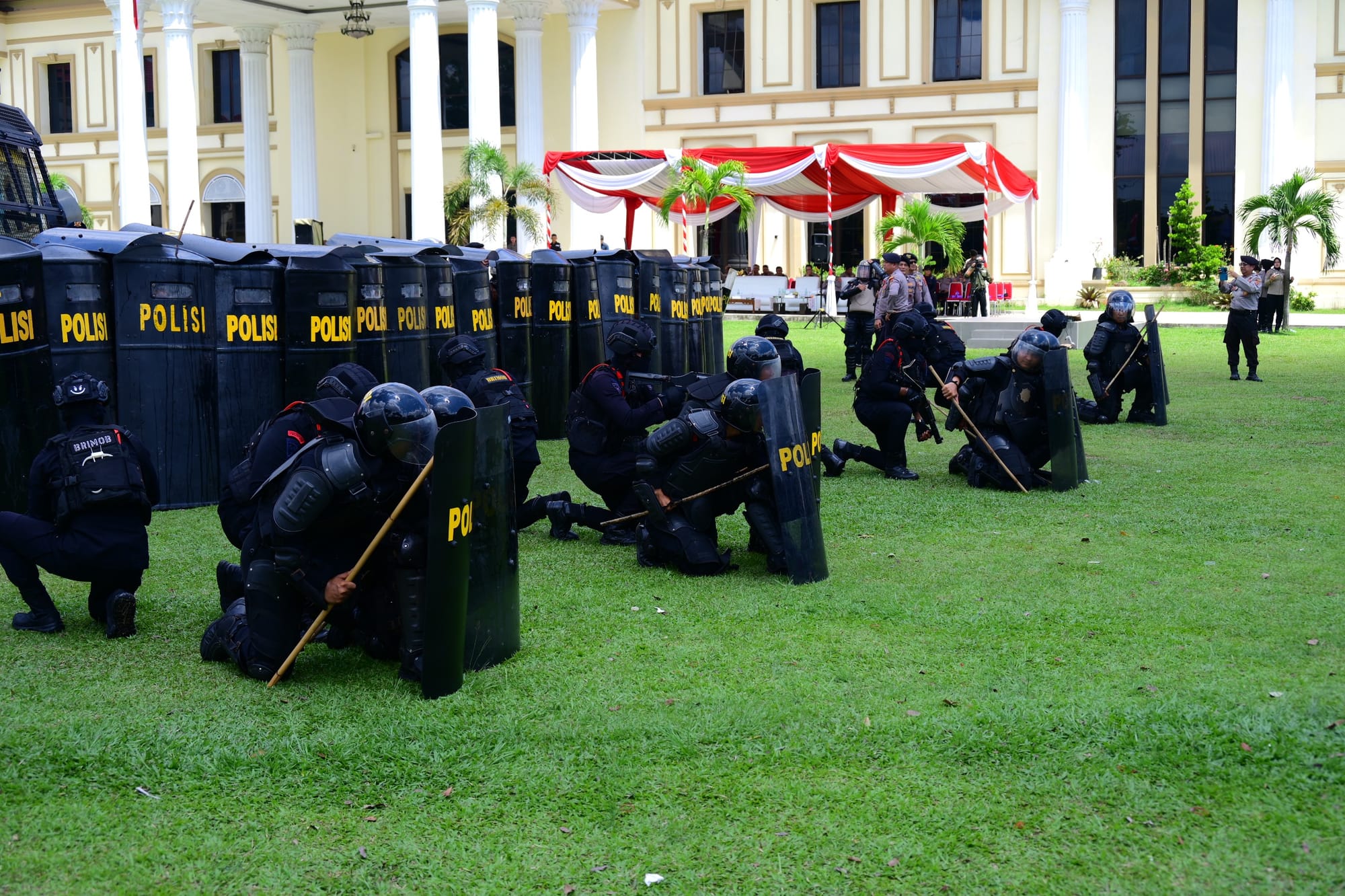 Polda Jambi Gelar Apel dan Simulasi Sispamkota untuk Antisipasi Gangguan Kamtibmas