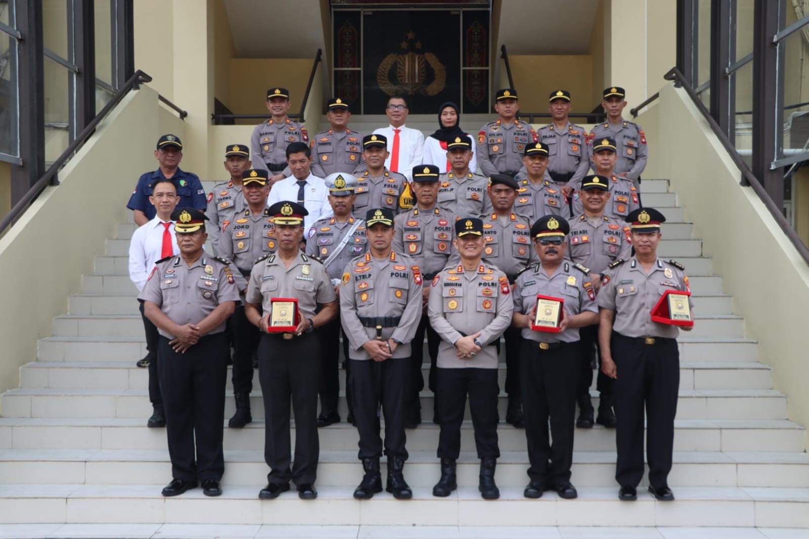 Suasana Haru Iringi Pelepasan Tiga Perwira Purna Bhakti oleh Kapolresta Pontianak