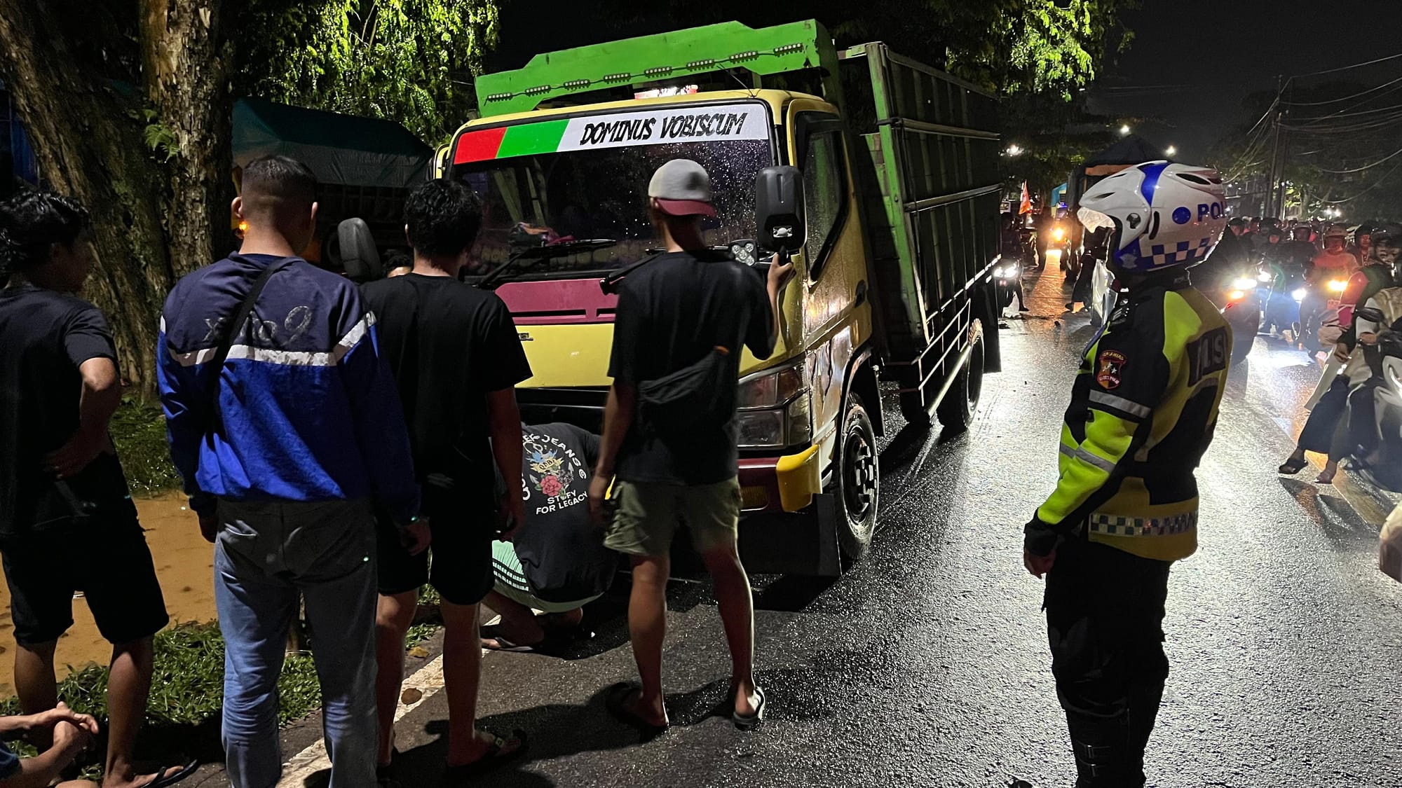 Unit Lantas Polsek Pontianak Timur Datangi TKP Laka Tunggal Truk Fuso di Jalan Sultan Hamid II