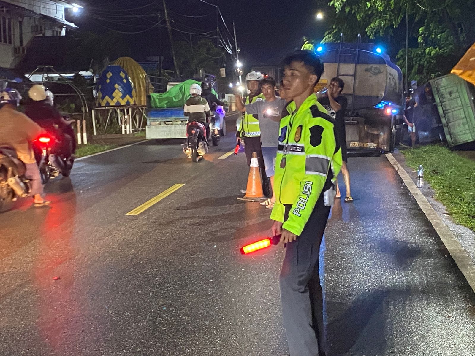 Respon Cepat, Unit Lantas Pontianak Timur Datangi TKP Kecelakaan Truk Fuso di Jalan Sultan Hamid II