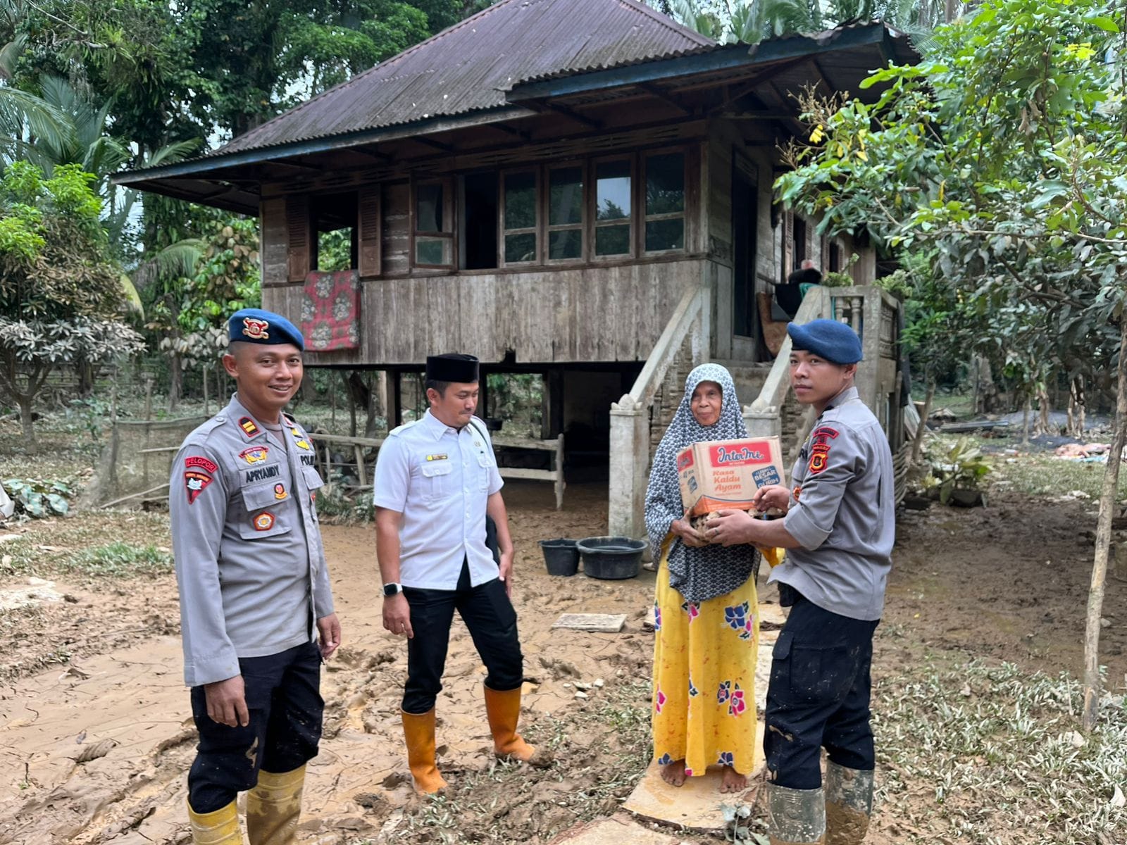Satbrimob Polda Jambi Tanggap Darurat, Salurkan Bantuan bagi Warga Terdampak Banjir di Sarolangun