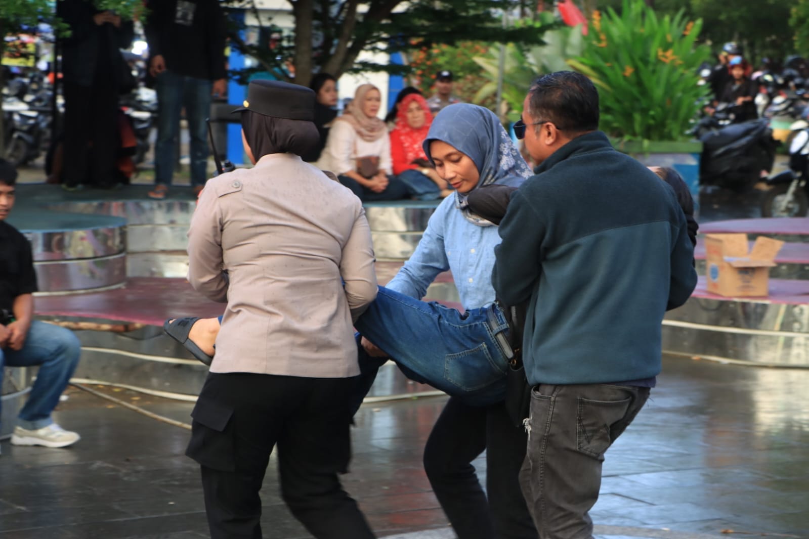 Kapolsek Pontianak Selatan Tunjukkan Sikap Humanis saat Evakuasi Korban Laka di Bundaran Digulis