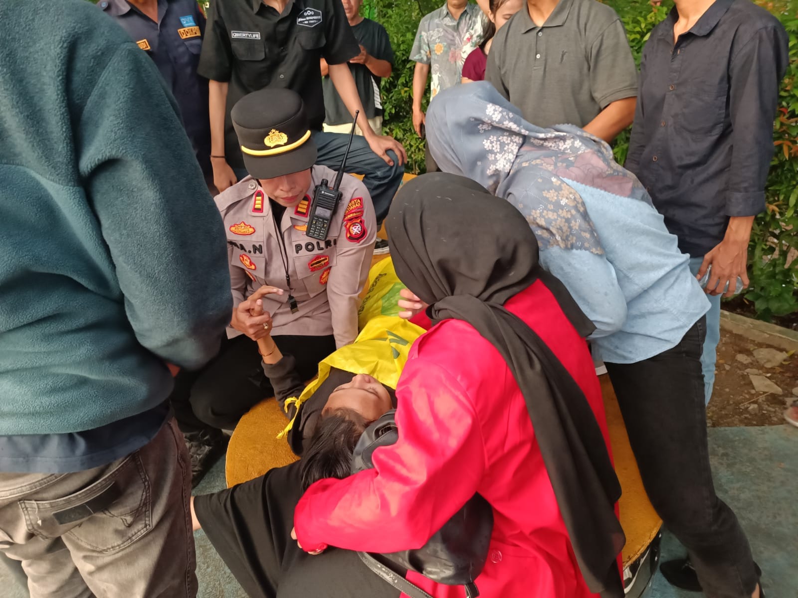 Sigap dan Humanis, Kapolsek Pontianak Selatan Evakuasi Korban Laka Lantas di Bundaran Digulis