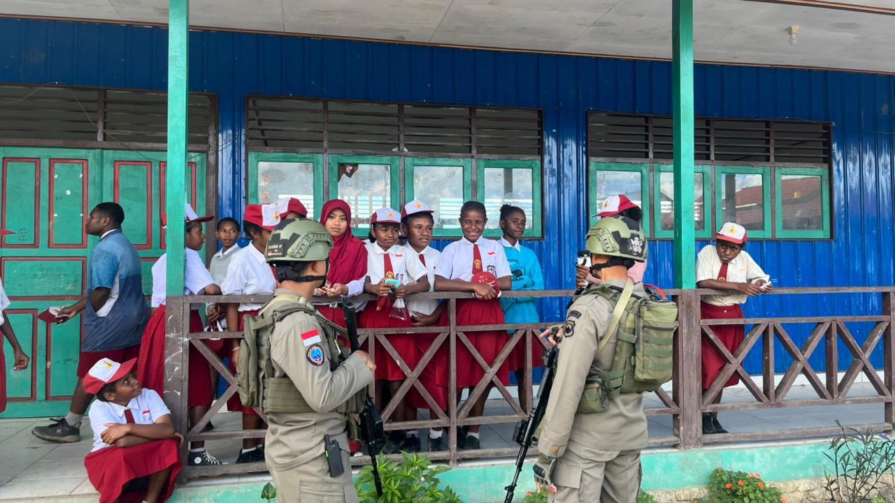 Satgas Ops Damai Cartenz Bangun Kedekatan Warga Lewat Patroli Dialogis dan Kunjungan ke SDN Bale