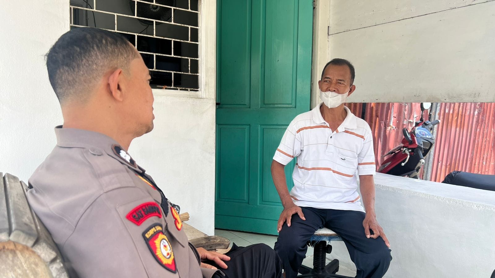 Patroli Enggang Polsek Pontianak Kota Sapa Petugas Keamanan Komplek Perumahan