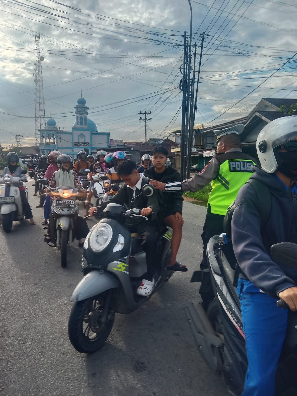 Saat Ploting Point Pagi, Personel Polsek Pontianak Utara Ingatkan Pengendara Taat Aturan