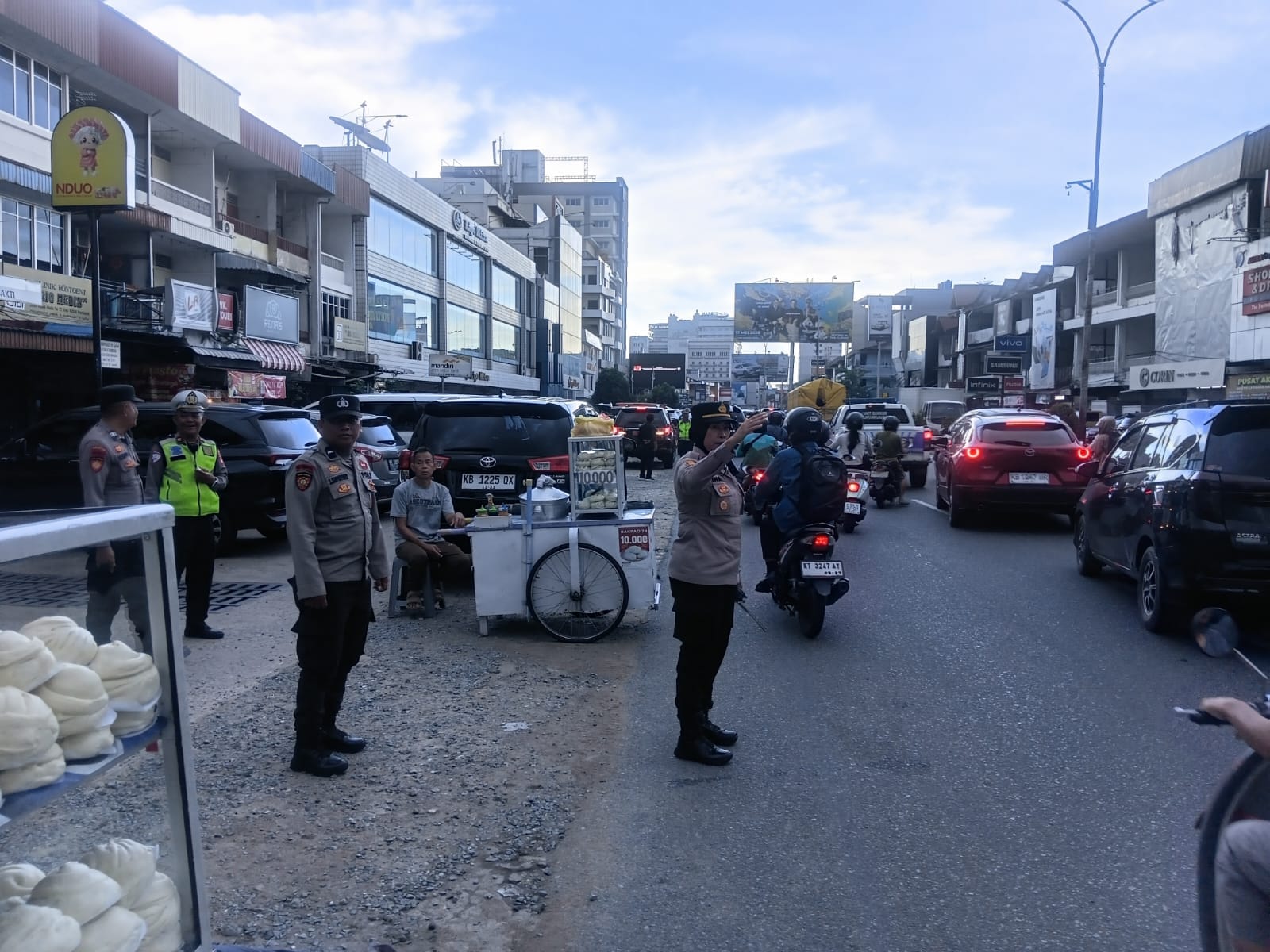 Turun Langsung ke Jalan, Kapolsek Pontianak Selatan Atur Arus Lalu Lintas Saat Kunjungan Ibu RI 2