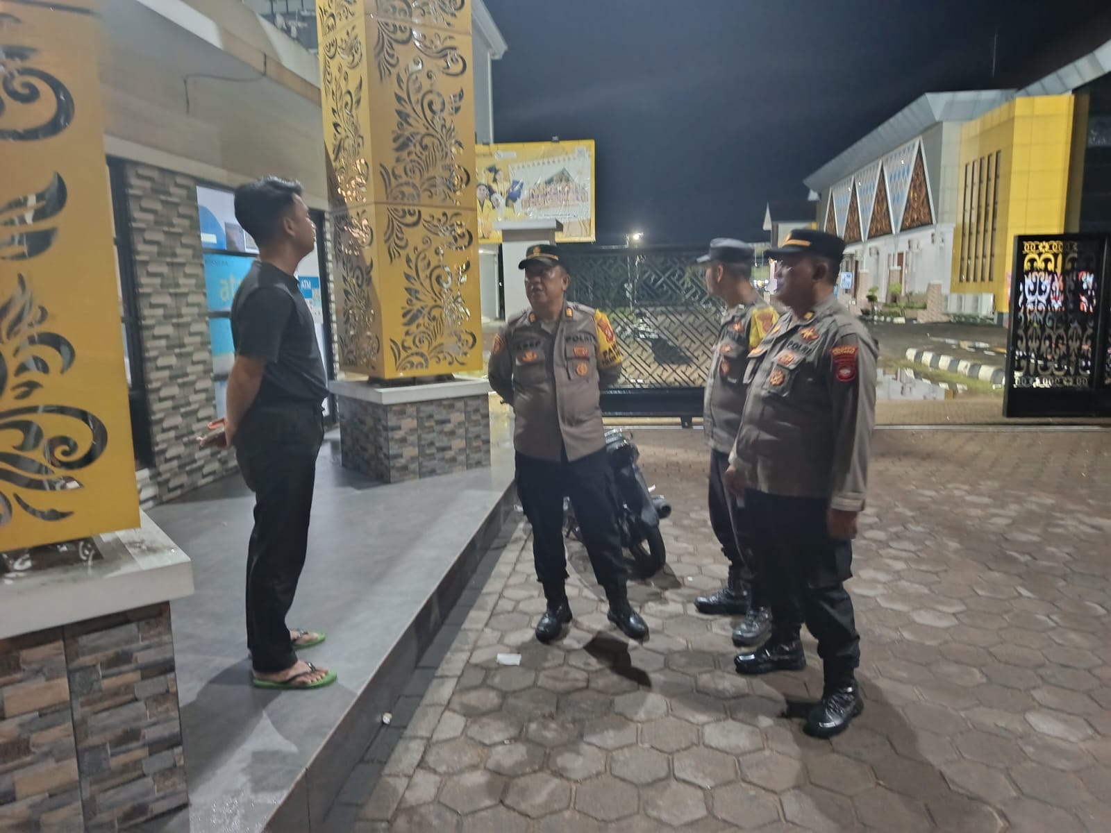 Jaga Keamanan Malam Hari, Personil Polsek Pontianak Barat Gelar Patroli Dialogis