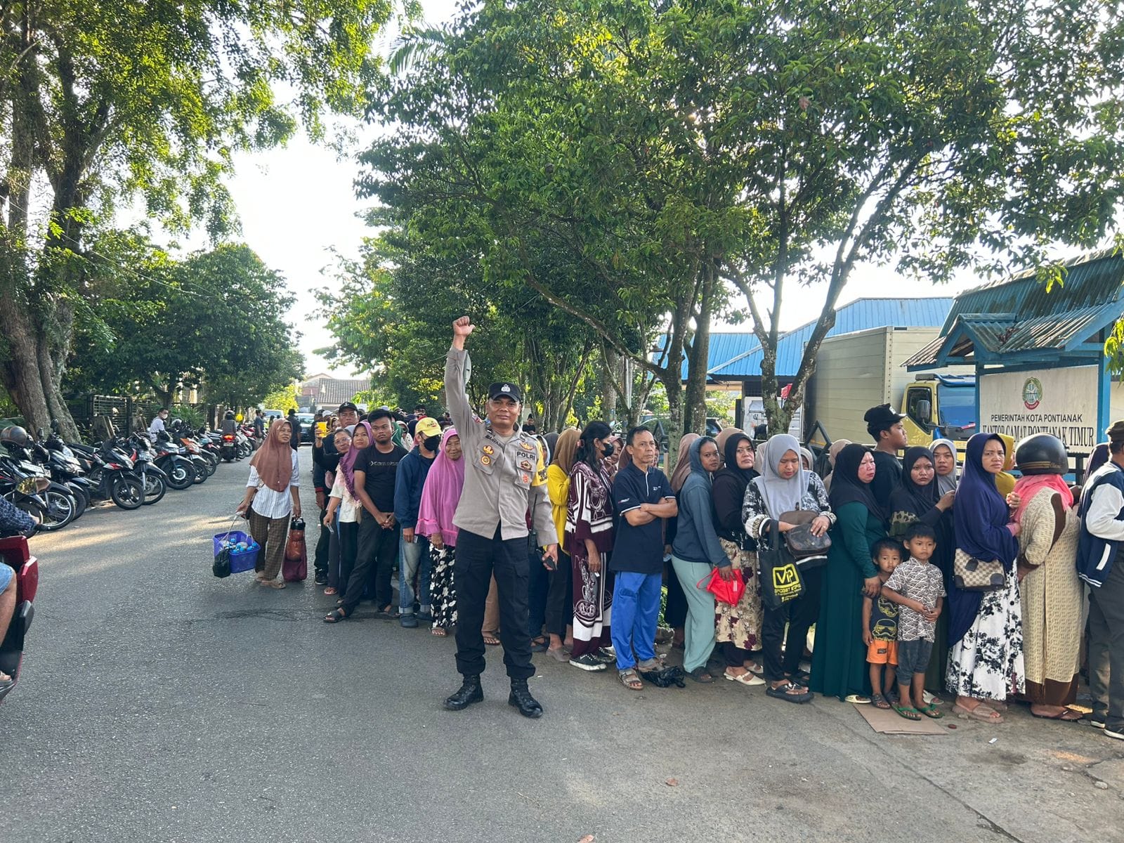 Personil Polsek Pontianak Timur Laksanakan Pengamanan Operasi Pasar Murah di Kantor Kecamatan