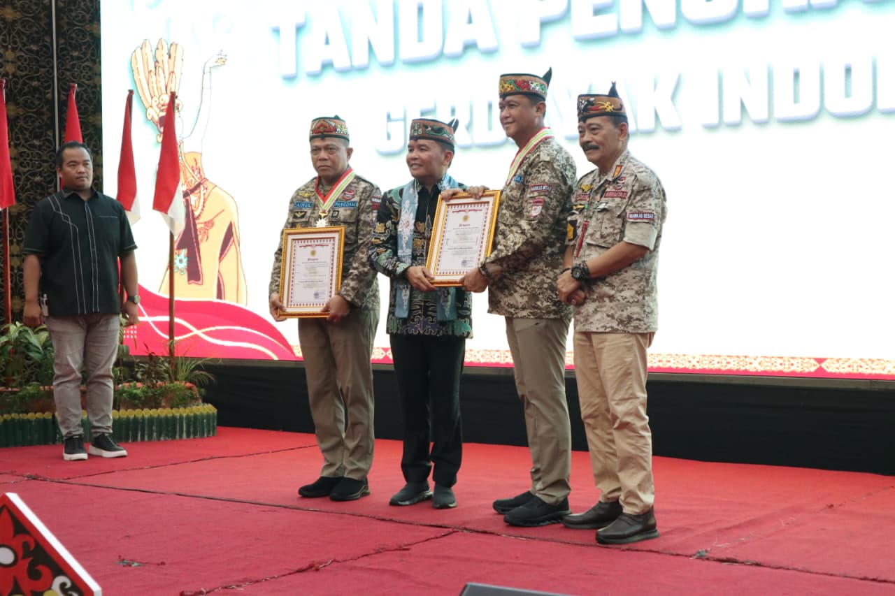 Gerdayak Indonesia Anugerahkan Penghargaan Tingang Menteng Bapenyang Simpei kepada Kapolda Kalteng