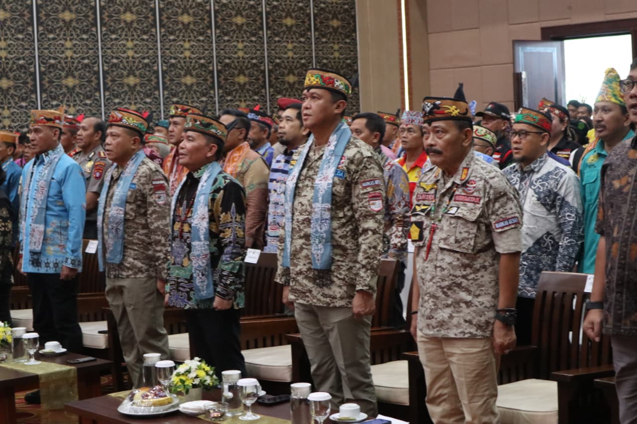 Kapolda Kalteng Terima Penghargaan Tingang Menteng Bapenyang Simpei dari Gerdayak Indonesia