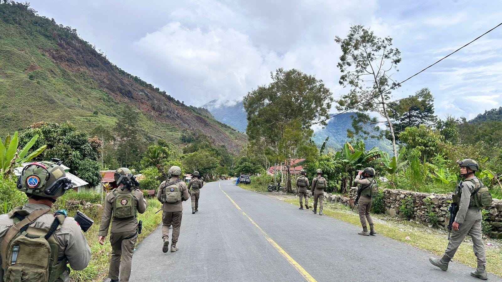 Jaga Kamtibmas dan Bangun Kepercayaan Publik, Personel Ops Damai Cartenz Sambangi Warga Puncak Jaya