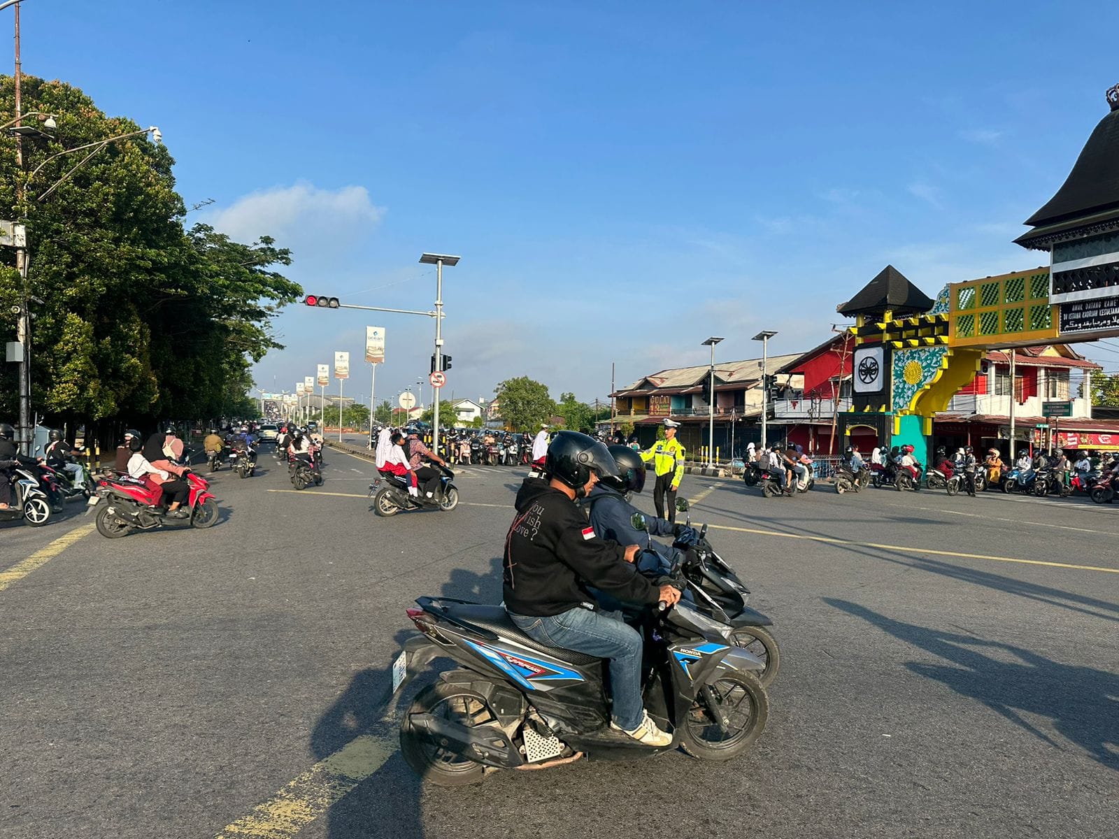 Hadir di Jam Sibuk, Unit Lantas Polsek Pontianak Timur Kawal Aktivitas Pagi Masyarakat di Simpang Tanjung Raya
