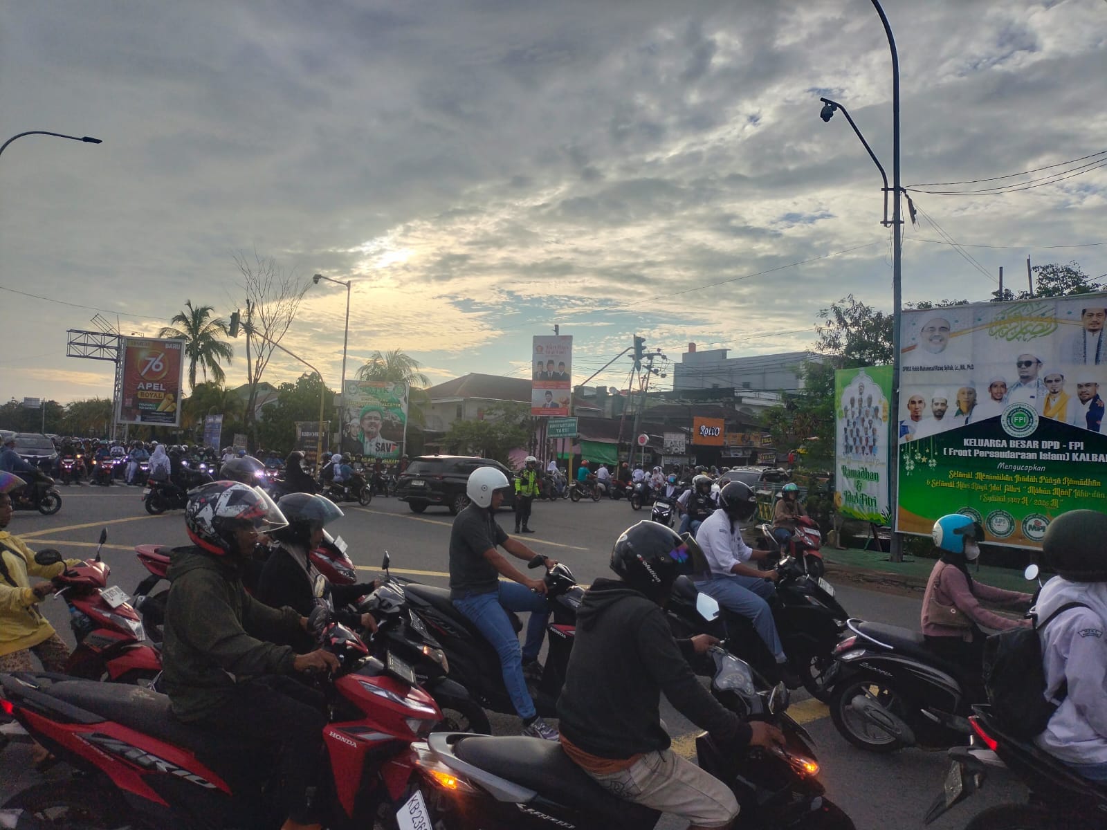 Unit Lantas Polsek Pontianak Timur Gelar Pengaturan Pagi di Simpang Tanjung Raya, Arus Lalu Lintas Tetap Lancar