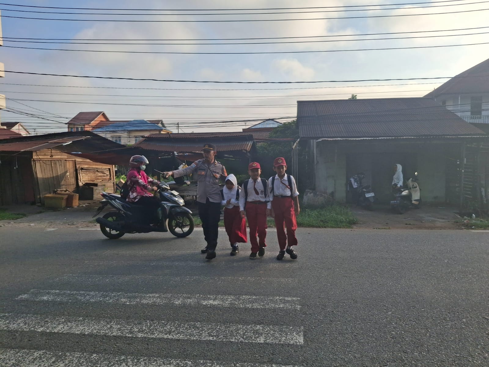 Polsek Pontianak Barat Gelar Strong Point Pagi, Edukasi Masyarakat Tertib Berlalu Lintas
